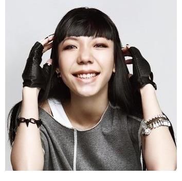 代言費(fèi)|走紅后就膨脹,穿襪子要4個(gè)人伺候,從上億代言費(fèi)淪落縣城賣唱