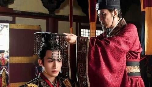 帽子|为什么古代皇帝的帽子前面要悬挂着一个“门帘”?有啥作用吗?