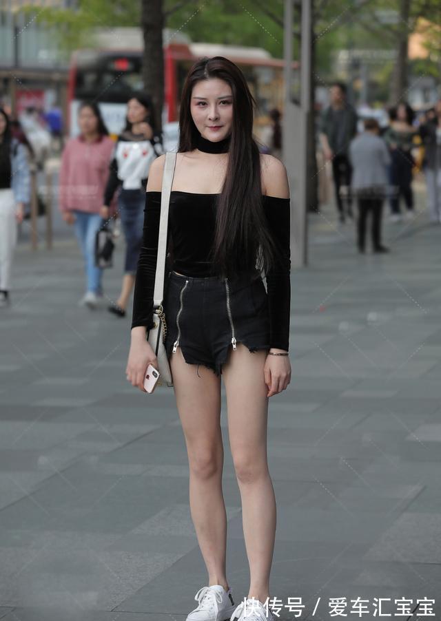 大长腿|牛仔热裤，配黑色一字肩，清新又显气质，美的清凉又时髦