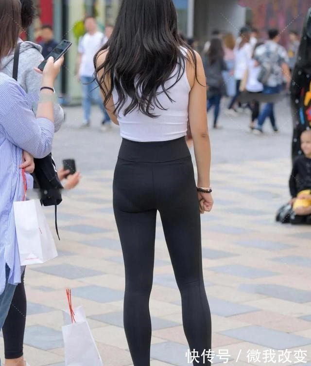 腰际 精致的印花瑜伽裤穿搭,换上了富有设计感的裙型,更显质感!