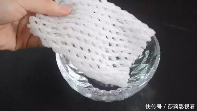 卫生间里放一个水果网套,一年能省下不少钱,很实用