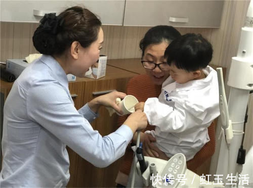 家长|4岁女儿误将胶水滴入眼睛,宝妈临危不乱的做法,医生直夸有文化