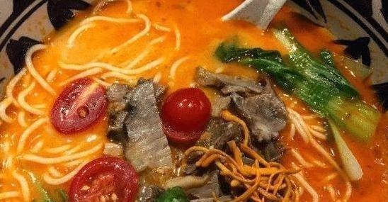 吴京面馆营业,去吃一碗“战狼面”,检查并问三遍对吗