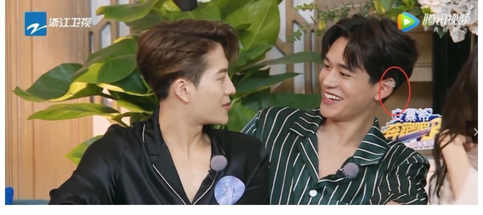 耳洞|《奔跑吧》黄旭熙耳朵上一直贴着胶布,真实原因让人心疼,一般人可想不到