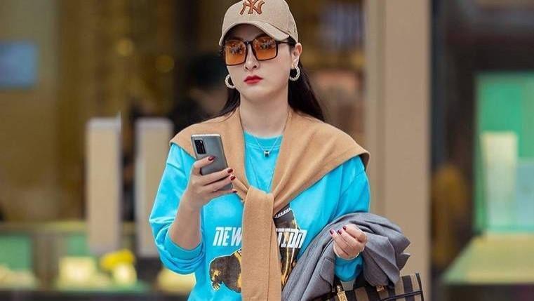 丝袜 美女搭配高筒靴和肉色丝袜, 穿出苗条显腿长的效果