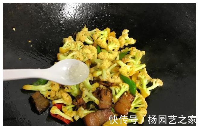 干锅|炒花菜时,有人焯水,有人过油,原来都错了,难怪炒出来不好吃