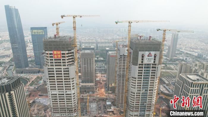 广州金融城双子塔地标之一中国人寿大厦主体结构封顶