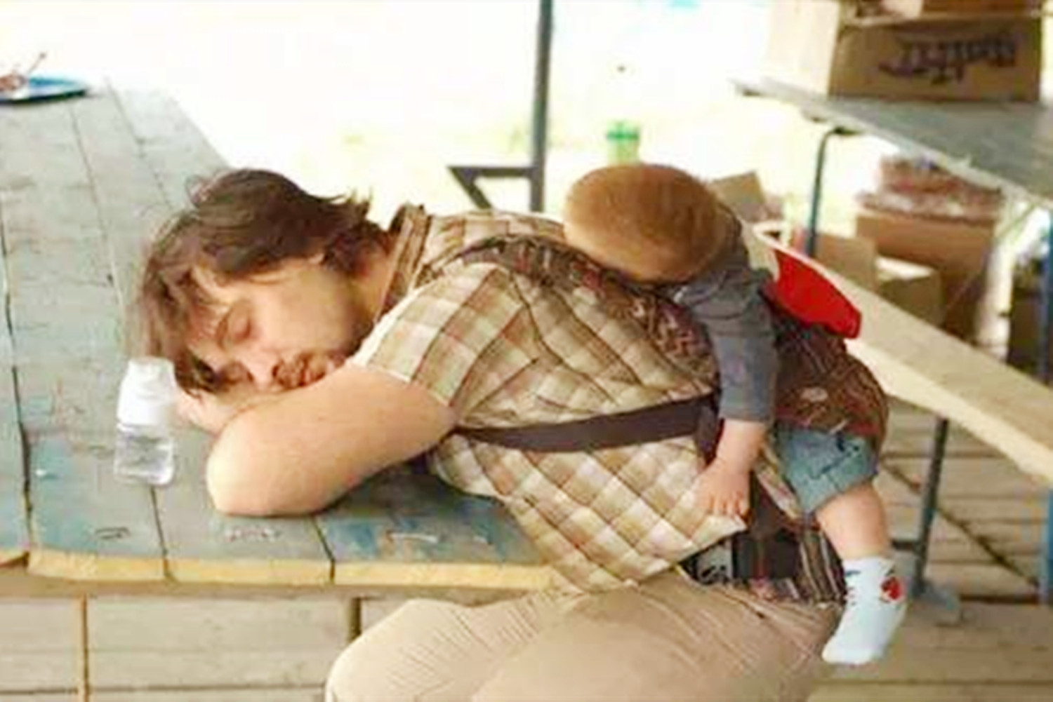 妈妈|爸爸给女儿穿衣服穿反了,妈妈刚想训斥,女儿回头后却笑出了声