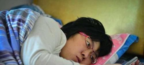 手机|孕期别把手机放在这2个地方,很容易导致“流产”,孕妈别不在意