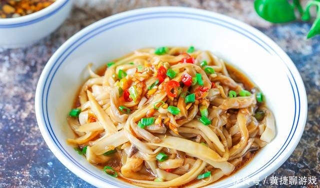 我家杏鲍菇从不炒着吃,焯个水撕一撕,比吃肉香,连吃一周还是馋