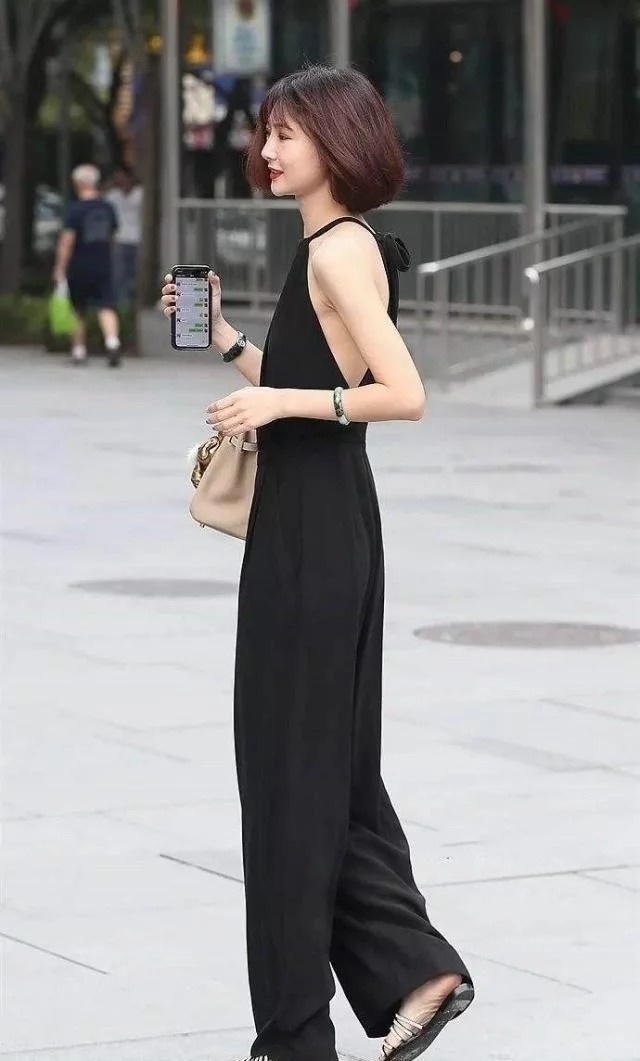 街拍:身穿红色连衣裙,小姐姐的气质非常优雅,尽显女神范