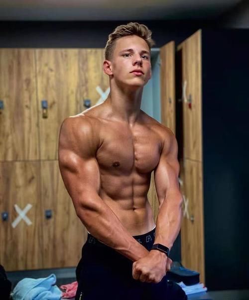 爆棚|即便练就一身肌肉，可就是喜欢秀麒麟臂，型男的男友力简直爆棚