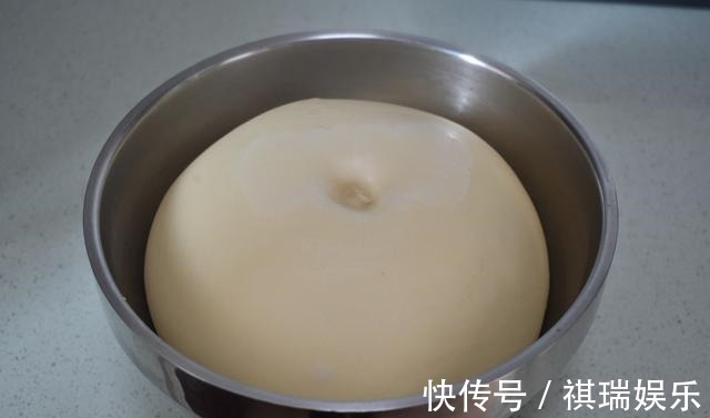 跟我做面包吧，柔软又香又好吃，当早餐正好，连做了三次还没吃够