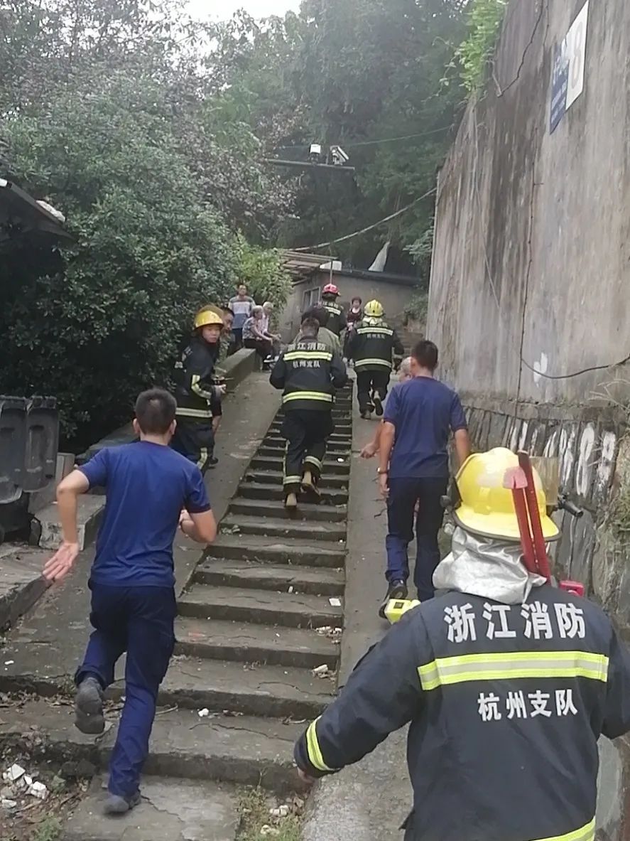 消防|家里门反锁，煤气开着，还有10个月大的孩子！杭州一场紧急救援上演生死时速！