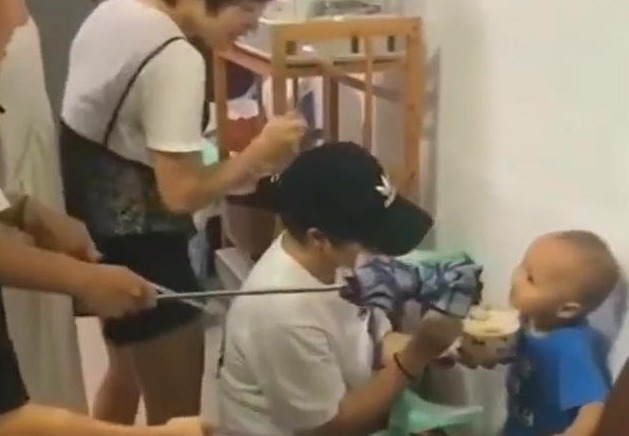 威胁|三位小姨协同宝妈喂饭,宝宝特别配合,网友:有人威胁就眨眨眼