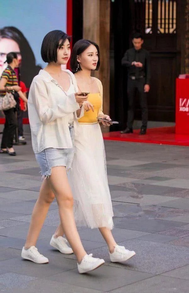 街拍:身材高挑气质靓丽的辣妈,走路带风气质不凡