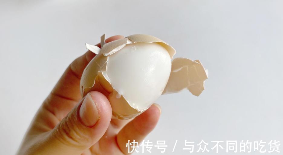 鸡蛋|鸡蛋别再用水煮了,保姆教你新方法,只需1分钟,鸡蛋鲜嫩不粘壳