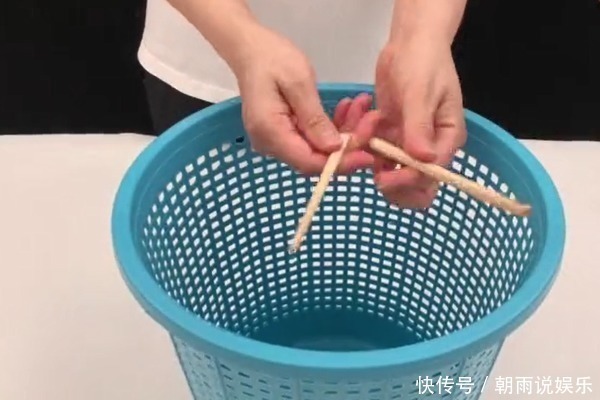 垃圾桶上绑一根筷子，解决了家家户户的烦恼，妙招真是太实用了