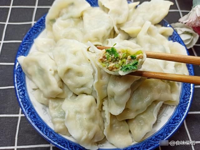 搅拌均匀|头伏到吃饺子，分享8种饺子馅的调法，有荤有素，鲜嫩营养又多汁