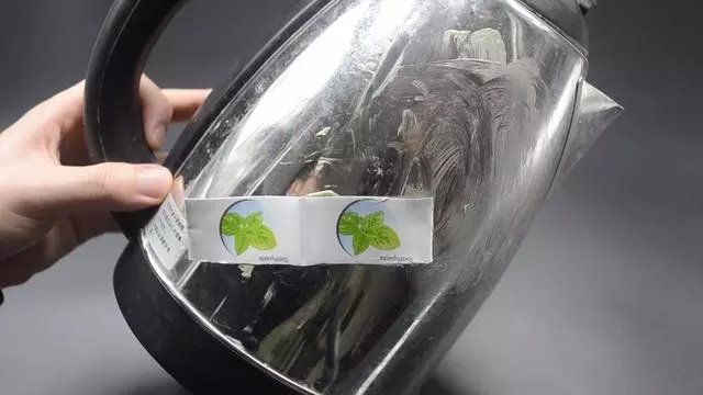 妙用|用完的牙膏管别扔掉，放在厨房一年能省不少钱，邻居见了纷纷学