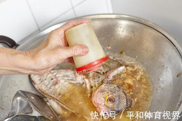 难吃|无论炖什么鱼，记住“4不放”，放错了，鱼又腥又难吃，还没营养