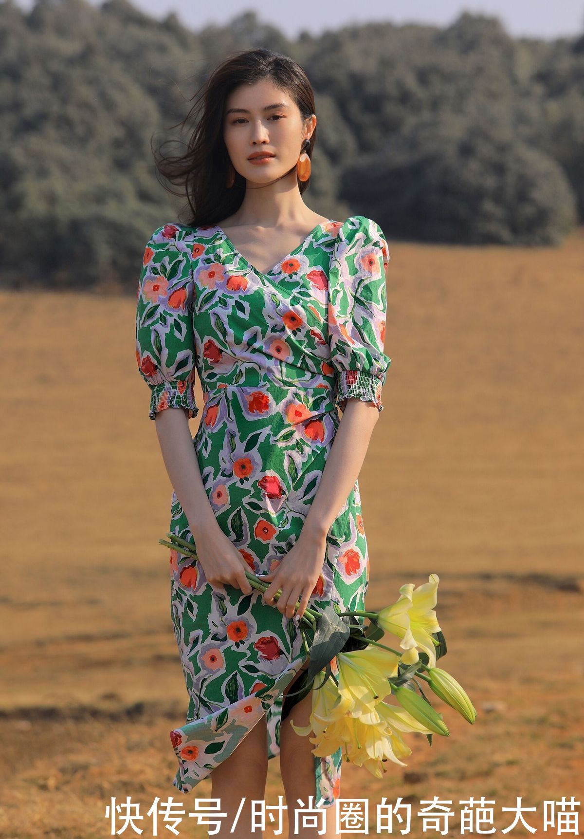 丝巾|祖传丝巾不再独属优雅！老土花纹在偷偷变酷，看起来毫无妈妈味道