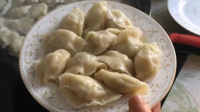 调饺子馅时,放酱油就是大错特错,如此做,饺子又香又好吃!