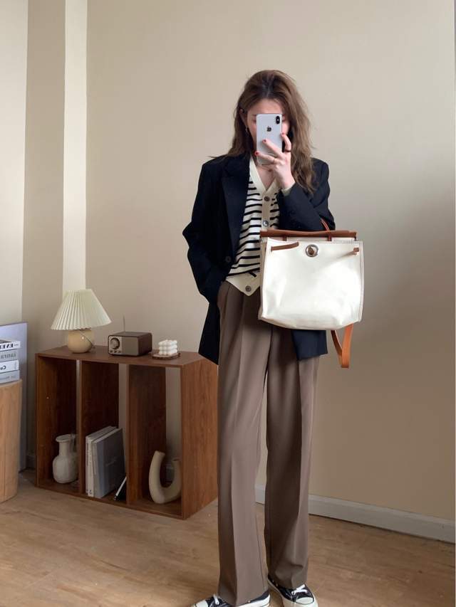 阔腿裤|入秋后不要瞎打扮,今年流行“条纹针织开衫+直筒裤”,显瘦洋气