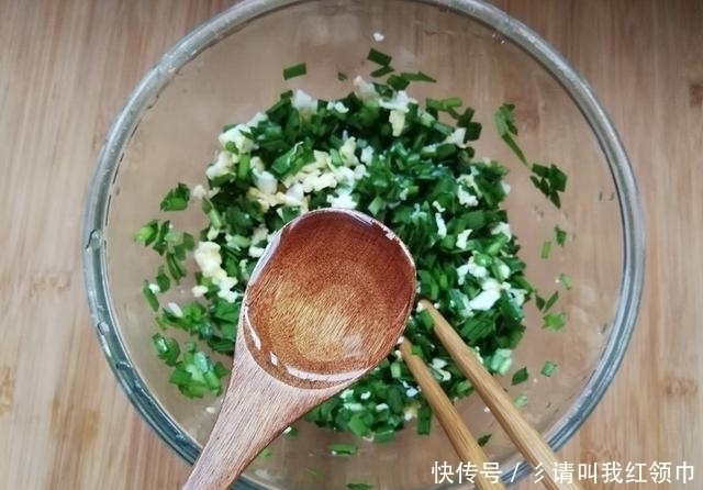 韭菜盒子|韭菜盒子这样做,不和面不擀皮,10分钟就能做一盘,皮薄馅儿香