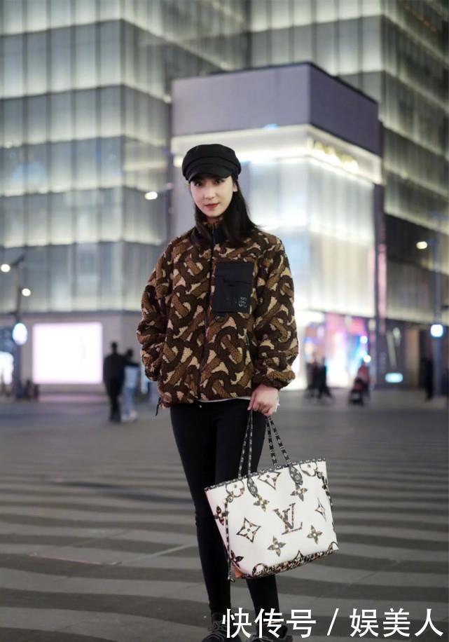 告别显老的黑色,春天穿“咖啡色”服装,高级温柔显气质,真美