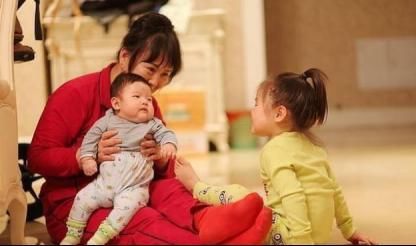 外婆带孩子新方法，这样的隔代亲你认同吗？