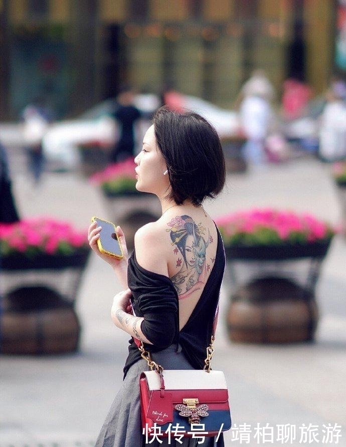 吸引人眼球的,不仅是表嫂的“露背”上衣,还有那酷酷的“纹身”