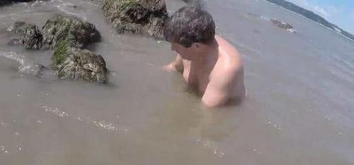 岩石|男子去海边，听到岩石旁有异响，去看以后赚大了！