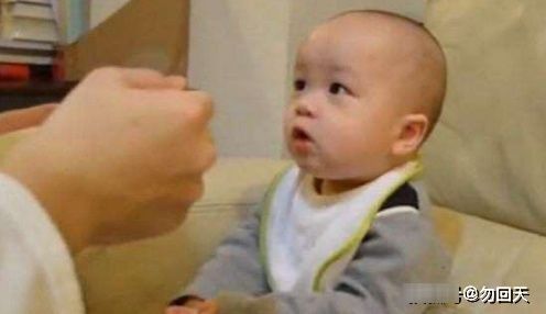 小脚|奶爸给孩子喂饭，妈妈不放心进来查岗，看完笑的直不起腰