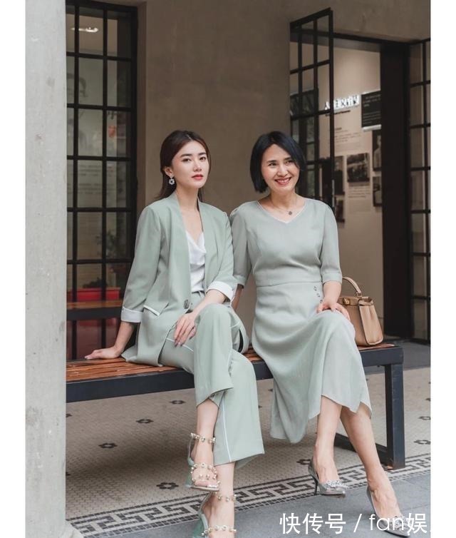 气质 这才是中年女人该有的打扮!膝下裙+平底鞋,四五十岁穿好时髦!