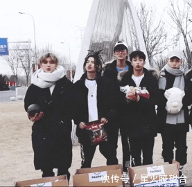 《偶像练习生》粉丝爱到深处自然黑,蔡徐坤领衔主演表情包