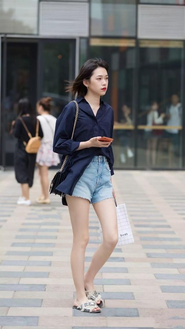 街拍图一颜值很高的小姐姐，背心搭配长裤很时尚，走路带风