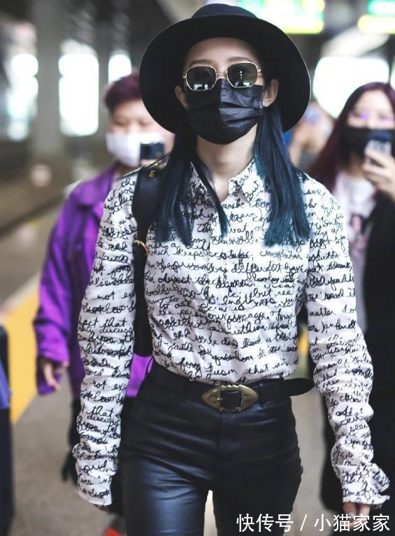 終于等到孟美岐穿“毒液褲”！當(dāng)她站直那刻，這“C位腿”太絕了！