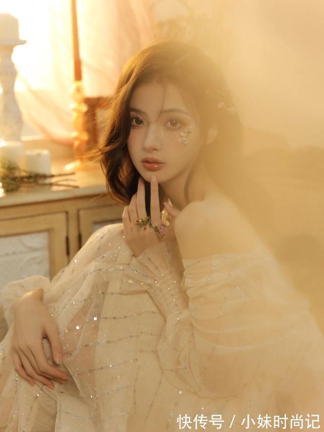 美女|温暖的阳光从窗户洒满整个屋子,让身穿连衣裙的美女更加漂亮