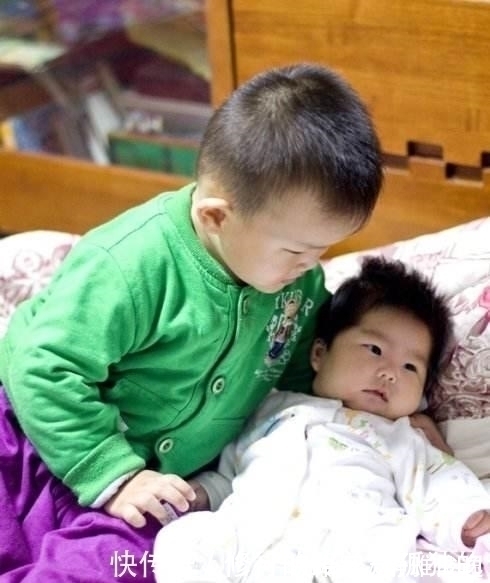 抱娃|俩男孩交流带娃经验,抱娃动作非常娴熟,像极了公园遛娃的大娘