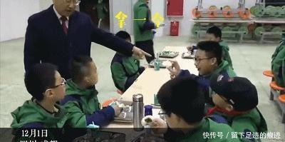 气场太强了！校长在清晨的食堂让学生一个一个吃鸡蛋……！