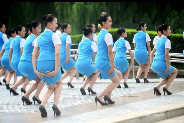 小姐姐|为什么飞机上的空姐大多穿裙子,而不是裤子?