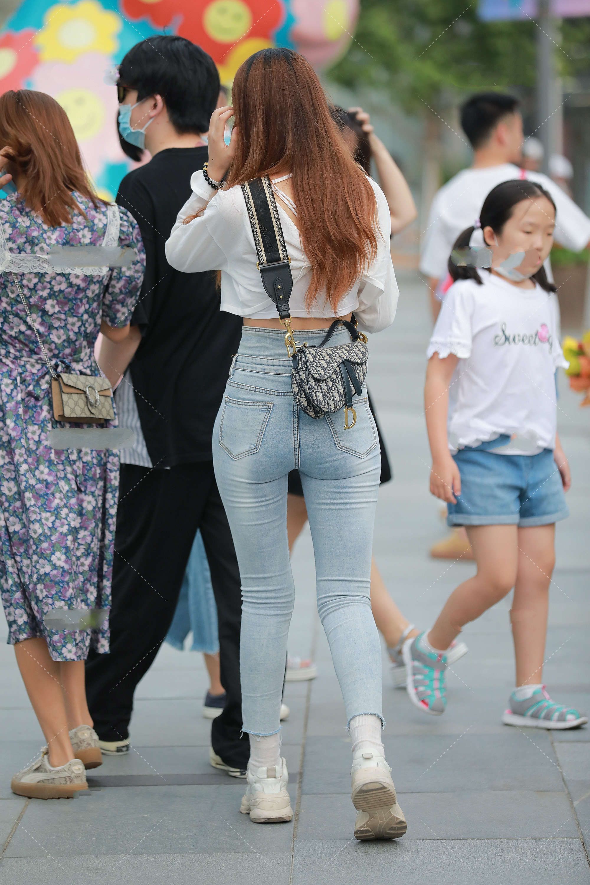 白色短款休闲衫，搭配修身牛仔裤，显高又显瘦