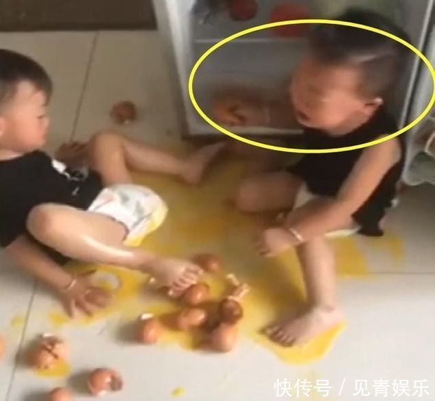 妈妈睡觉时被哭声吵醒, 顺着声音找到厨房后, 眼前的画面把她气哭