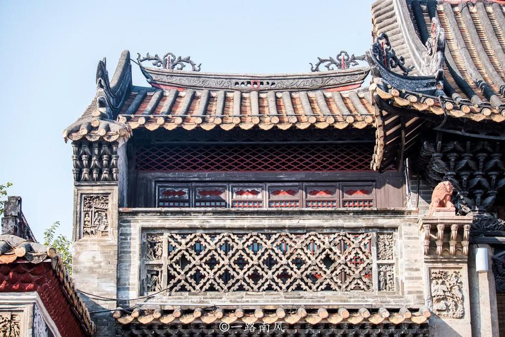 广州有座七百多年的祠堂，花四十年才建成，木柱原料来自东南亚