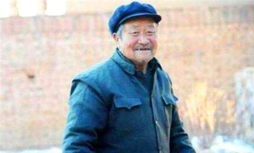 身份|90岁老兵证件丢失无法证明身份，指着博物馆照片老泪纵横：这是我