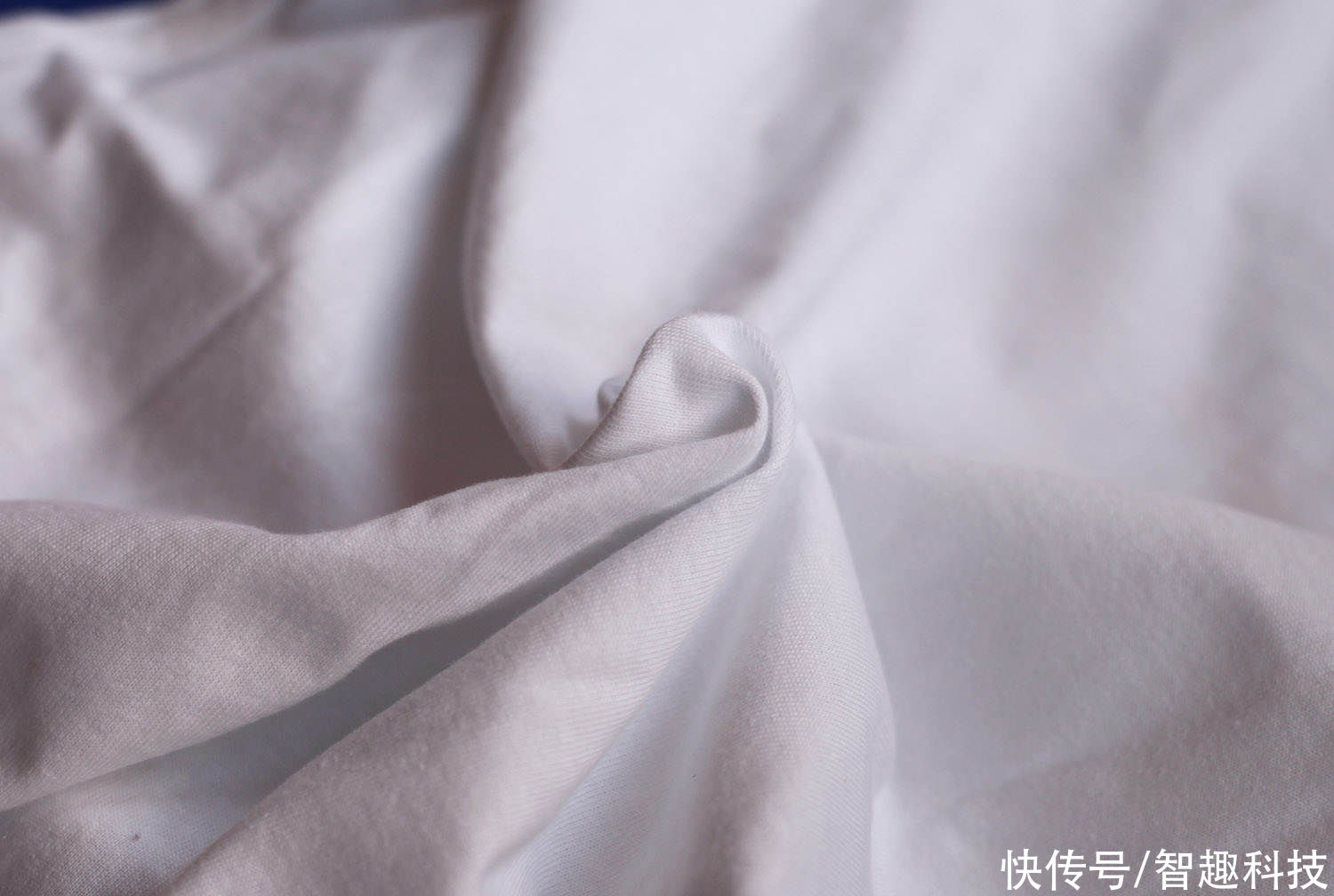 衣服|倒咖啡倒酱油测试白T恤，真的不会脏