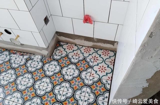 泥瓦工|卫生间铺瓷砖,墙压地还是地压墙?两者有什么区别?哪一种更好?