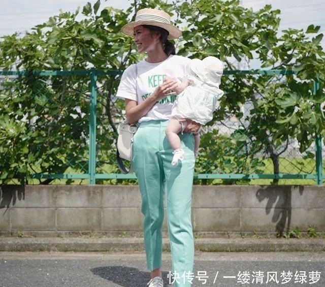新花样|看了这一位日本主妇穿搭,减龄不重样,把白T恤穿出“新花样”