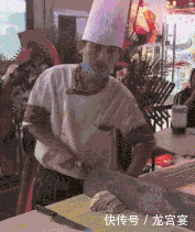 衣服|姑娘,第一次来海边都舍不得买泳衣吗,衣服全弄湿了尴尬